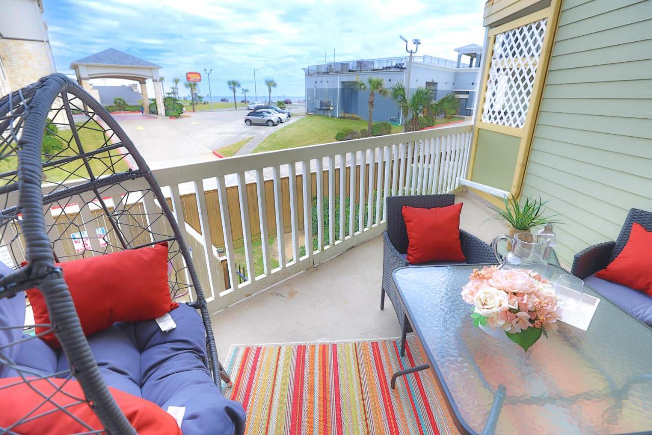 Crimson Beach Escape Ocean View-hottub -pool-longstay - 1 Queen Bedroom Plus Alcove Bunk Beds And A Sofa *