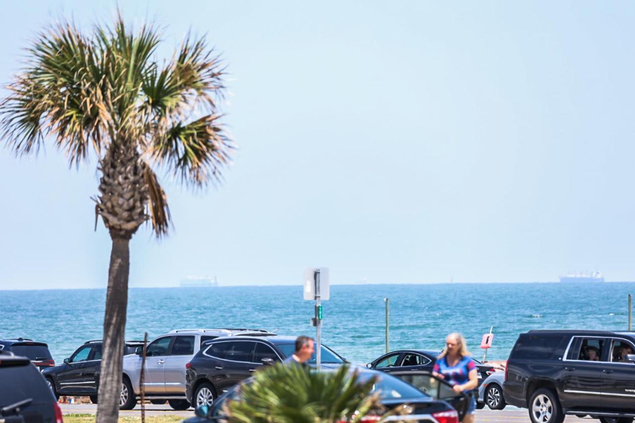 Crimson Beach Escape Ocean View-hottub -pool-longstay - 1 Queen Bedroom Plus Alcove Bunk Beds And A Sofa Apart-hotel Galveston