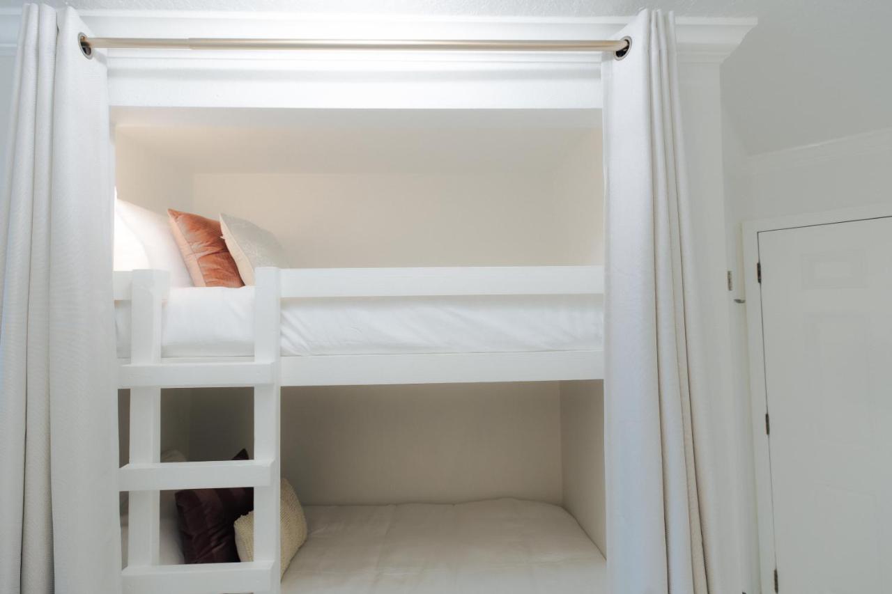 Apartahotel Crimson Beach Escape Ocean View-hottub -pool-longstay - 1 Queen Bedroom Plus Alcove Bunk Beds And A Sofa Galveston