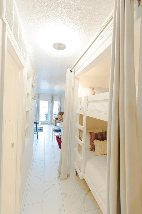 Crimson Beach Escape Ocean View-hottub -pool-longstay - 1 Queen Bedroom Plus Alcove Bunk Beds And A Sofa Apartahotel *